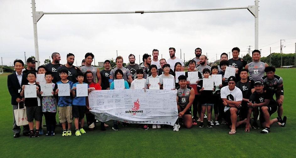 市原での練習を打ち上げ、地元の小学生と交流するサンウルブズの選手たち