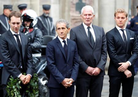 　ニキ・ラウダ氏の葬儀に訪れたアラン・プロスト氏（手前左から２番目）ら＝２９日、ウィーン（ロイター＝共同）