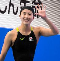 女子２００ｍバタフライ予選を終えて声援に応える大橋悠依＝東京辰巳国際水泳場（撮影・堀内翔）