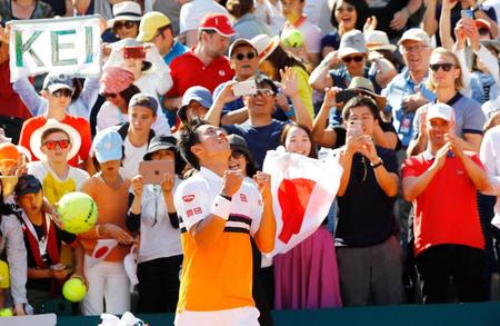 　男子シングルス３回戦でラスロ・ジェレに勝利し、ガッツポーズする錦織圭（共同）