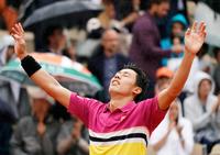 男子シングルス４回戦　ブノワ・ペールに勝利し、両手を上げる錦織圭＝パリ（共同）