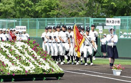 　全国高校野球選手権大会の南北海道大会室蘭地区大会の開会式＝２０１８年６月