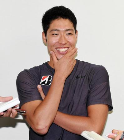 会見で笑顔を見せる萩野公介＝都内（撮影・開出牧）