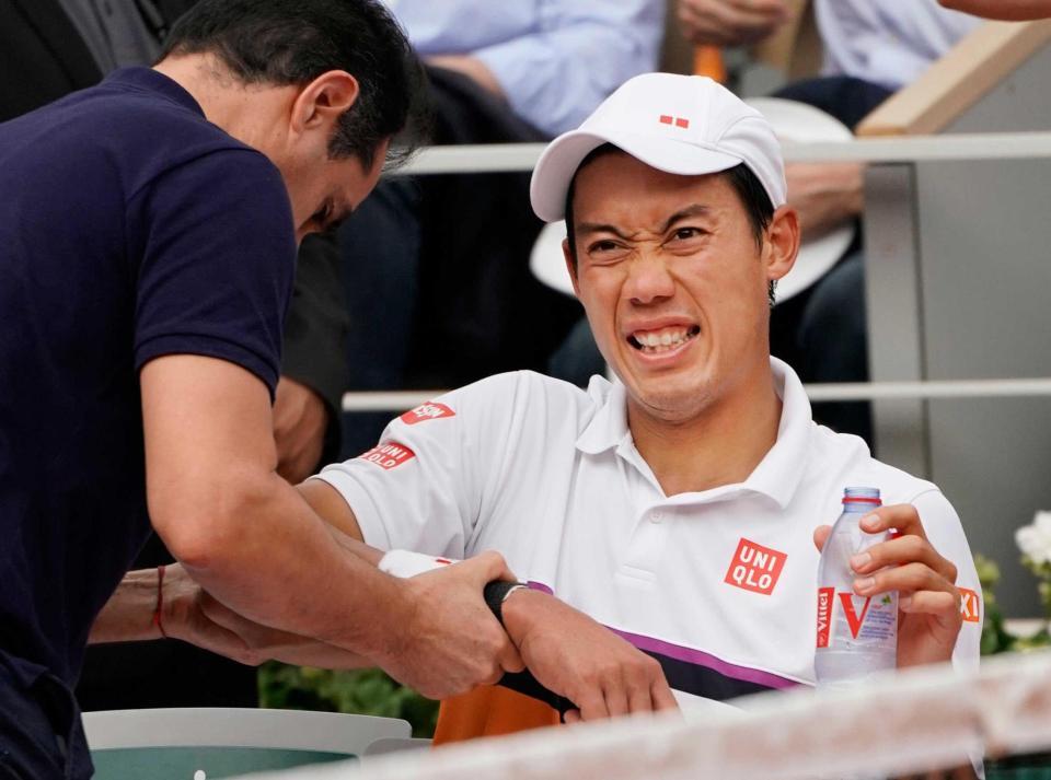 　試合途中にマッサージを受ける錦織圭（共同）