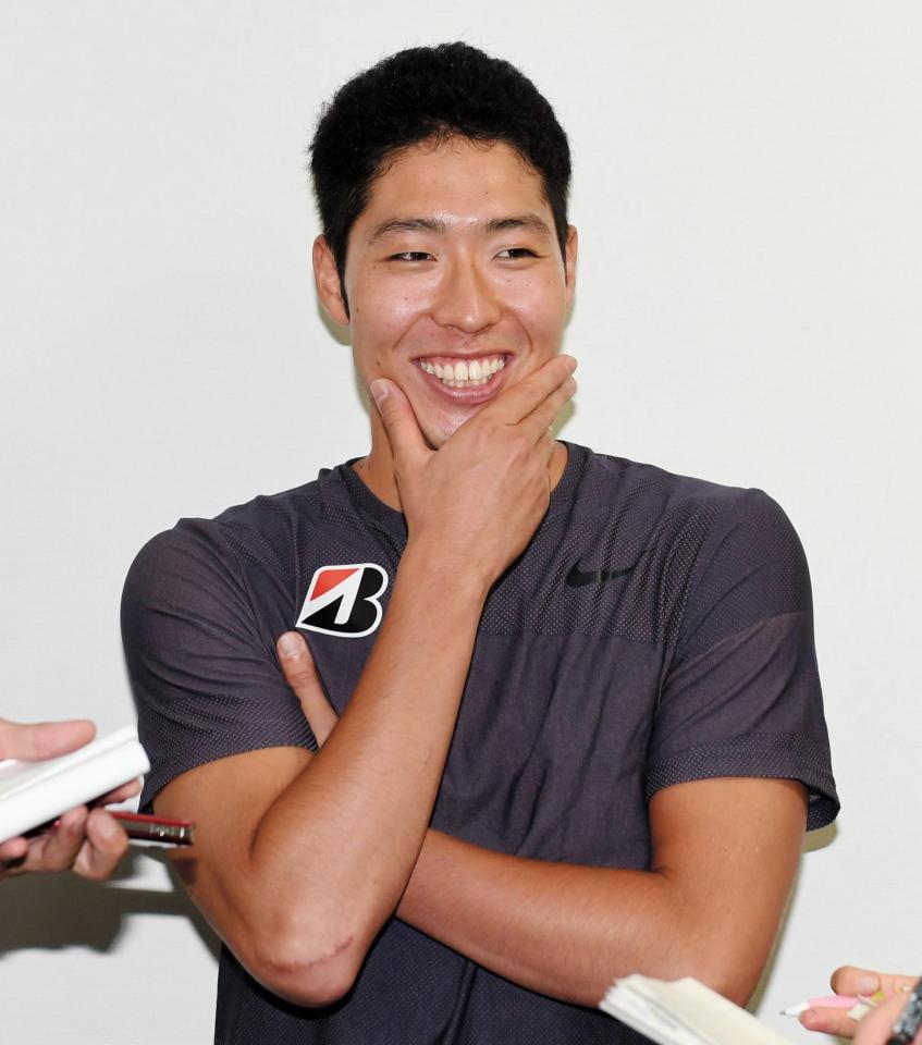 会見で笑顔を見せる萩野公介＝都内（撮影・開出牧）