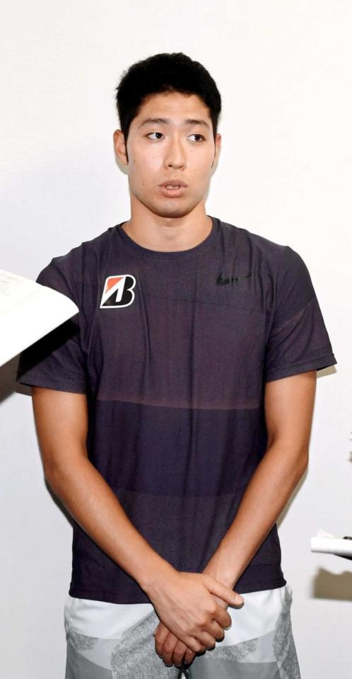 　会見で心境を語る萩野公介