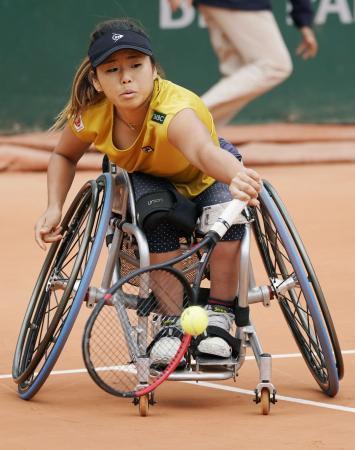 　車いすの部女子シングルス準決勝　マリヨレン・バウスと対戦する上地結衣＝パリ（共同）