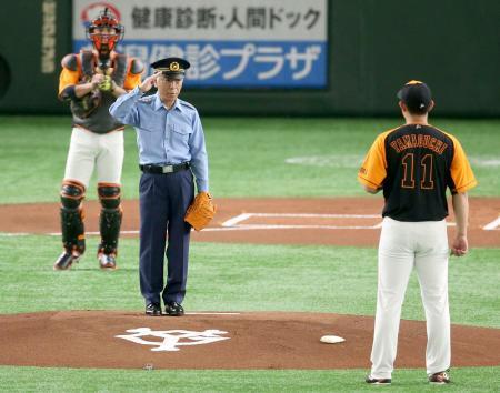 テロ対策ＰＲ、警視総監が始球式 東京五輪控え、協力呼び掛け