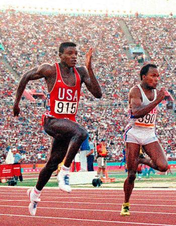 　１９８４年のロサンゼルス五輪の陸上男子１００メートル決勝で、金メダルを獲得したカール・ルイス（左）＝共同