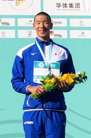 　水泳オープンウオーターのワールドシリーズ男子１０キロで初優勝し、笑顔を見せる宮本陽輔＝セトゥバル（共同）