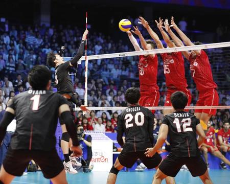 　日本－イラン　第３セット、スパイクをブロックされる柳田＝武蔵野の森総合スポーツプラザ