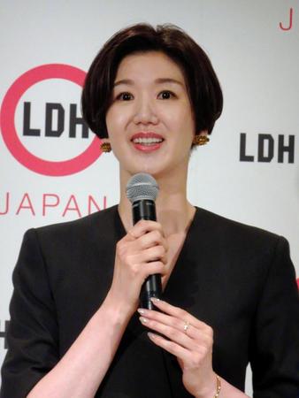 晴れやかに引退を報告した栗原恵