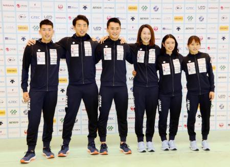 　記念撮影に応じる見延和靖（左端）らフェンシングのアジア選手権日本代表＝１２日、千葉市