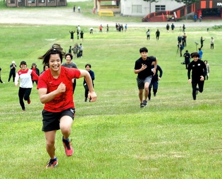 高原でのラントレーニングで先頭で走る阿部詩