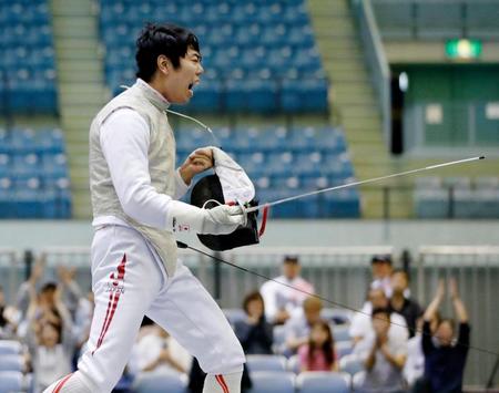 優勝を決め、雄たけびを上げる敷根崇裕