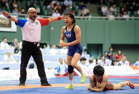 入江ゆき（右）に勝利した須崎優衣（中央）＝駒沢体育館（撮影・中田匡峻）