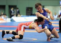 加賀田葵夏（右）を攻める登坂絵莉＝駒沢体育館（撮影・中田匡峻）