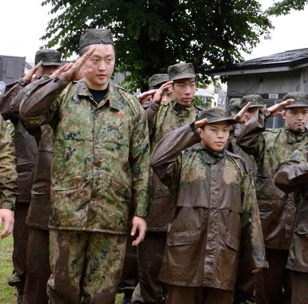 　陸上自衛隊空挺教育隊に体験入隊した柔道男子の原沢久喜（手前左）、永山竜樹（同右）、大野将平（右端）ら（共同）