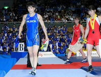 女子５７キロ級で２位に終わり悔しそうに引き揚げる伊調馨（左）。後方中央は優勝の川井梨紗子＝駒沢体育館（撮影・中田匡峻）