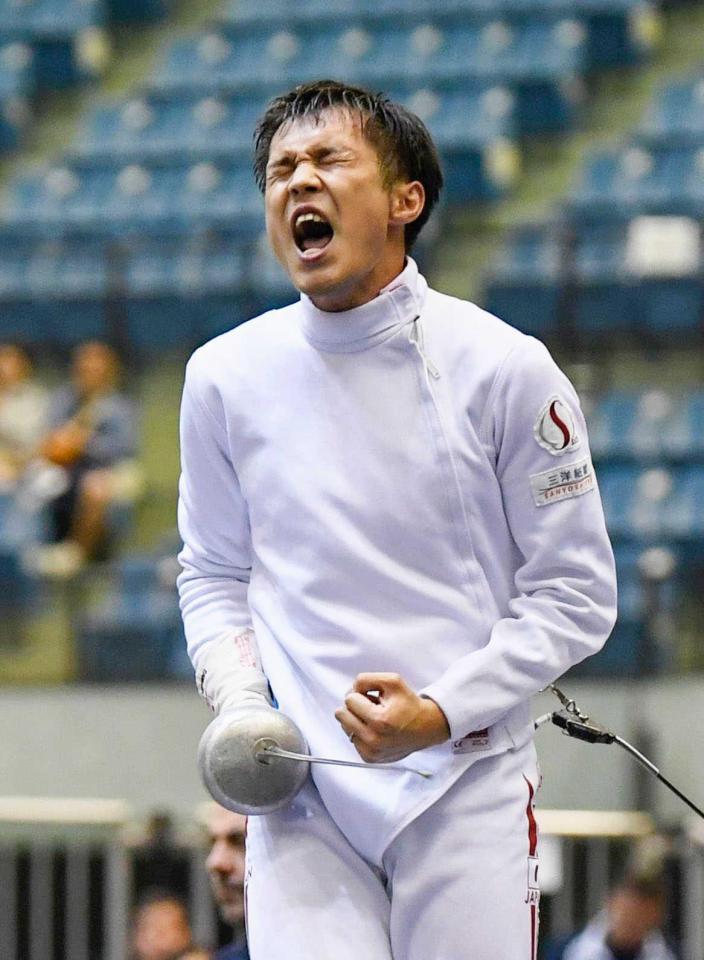 　男子エペ個人で優勝し、雄たけびを上げる山田優（共同）