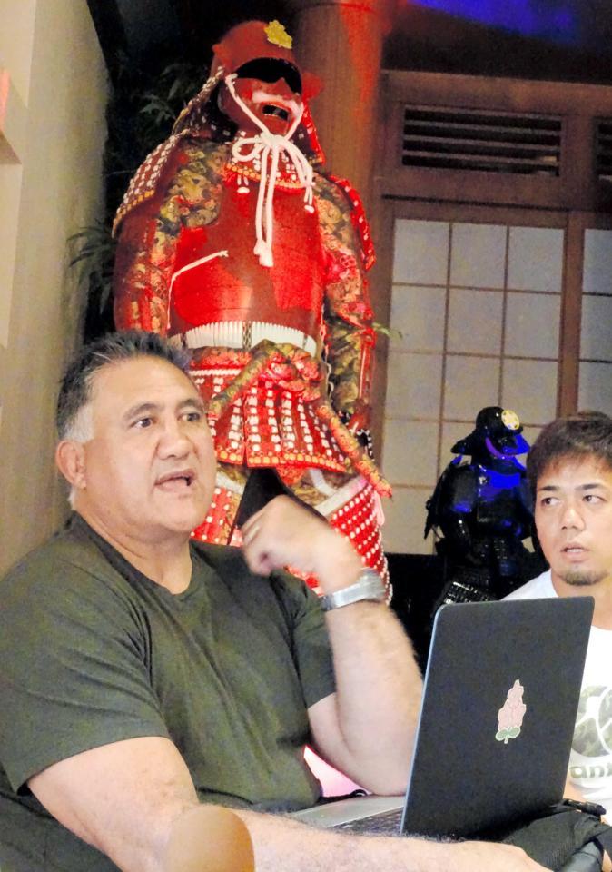 　ラグビー日本代表のシンボルである甲冑「カツモト」をバックに報道陣と意見交換するジョセフＨＣ（左）