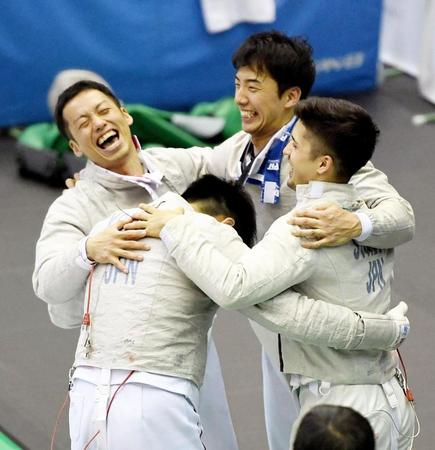 中国を破って３位となり、歓喜する日本の選手たち