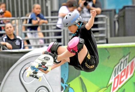 　スケートボード、デュー・ツアーの女子パークで優勝した岡本碧優のエア（ＡＰ＝共同）