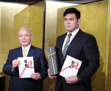 　所属する了徳寺大学の了徳寺理事長（左）から全日本優勝の報償金１０００万円を贈られたウルフ・アロン