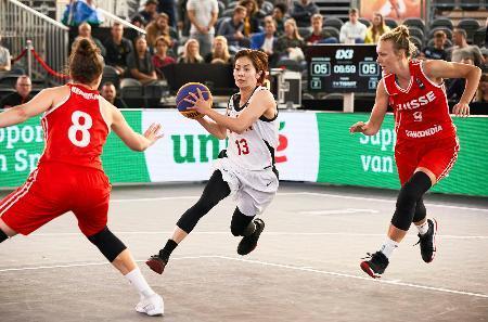 　スイス戦でプレーする伊集（中央）＝アムステルダム（日本バスケットボール協会提供・共同）