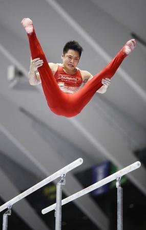 神本雄也、平行棒と鉄棒首位 全日本種目別体操第1日