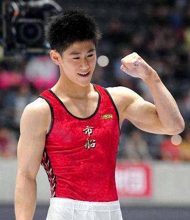 　予選あん馬を終えてガッツポーズをする橋本大輝