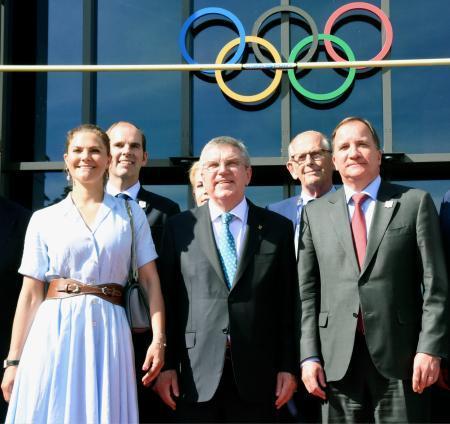 　ＩＯＣのバッハ会長（中央）と記念撮影するスウェーデンのロベーン首相（前列右）とビクトリア王女（前列左）＝２３日、ローザンヌ（共同）