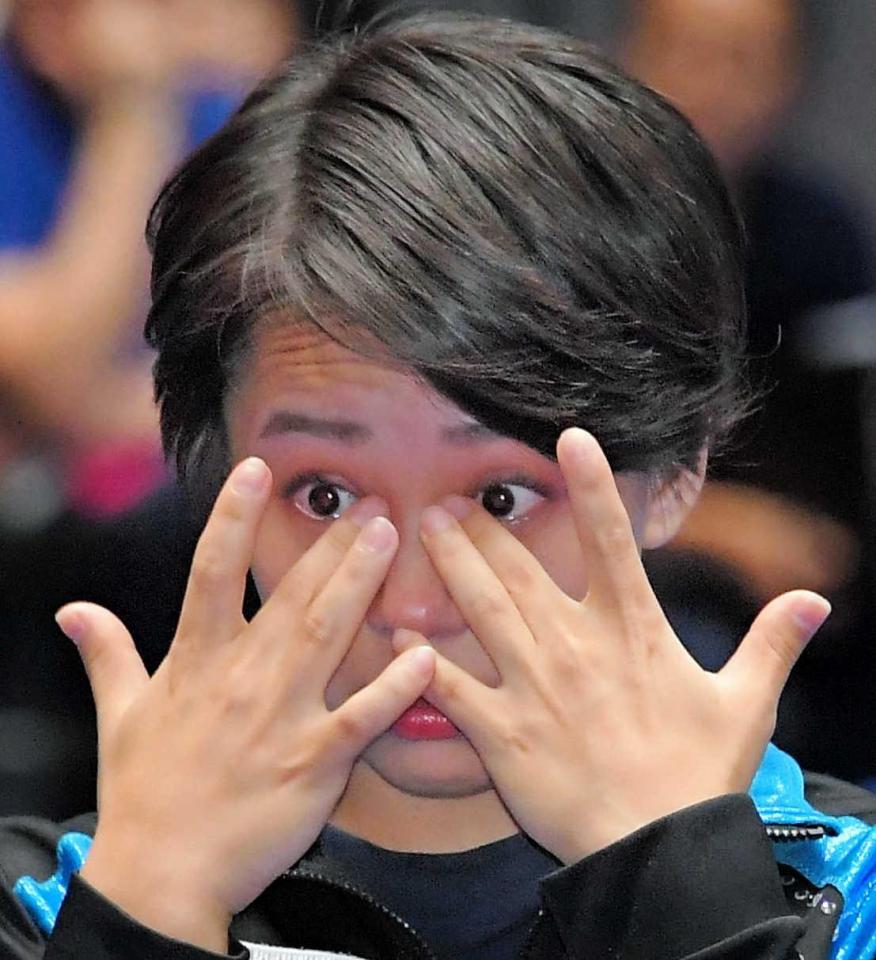 　跳馬で優勝するも表彰式で涙を流す村上茉愛