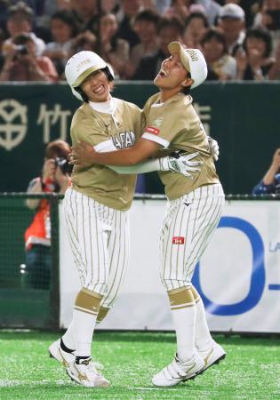 　米国にサヨナラ勝ちし、内藤（右）と抱き合って喜ぶ森＝東京ドーム