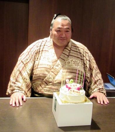 ３６歳誕生日をケーキで祝われる豊ノ島