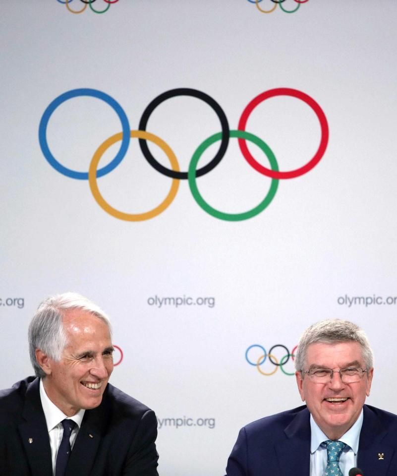 　２０２６年冬季五輪の開催都市がミラノ・コルティナダンペッツォに決まり、笑顔を見せるＩＯＣのバッハ会長（右）とイタリア・オリンピック委員会のマラゴ会長（ロイター＝共同）