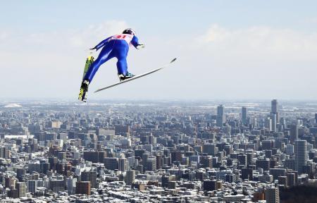 　スキーの宮様国際大会ラージヒル女子で、ジャンプ台から札幌市街へ向かって飛び出す伊藤有希＝２０１７年３月、大倉山