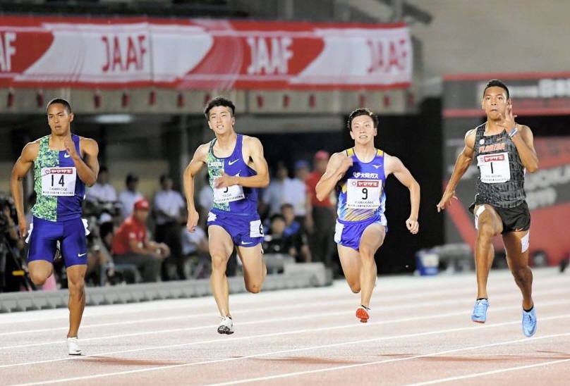 男子１００ｍ準決勝で競り合う（左から）ケンブリッジ飛鳥、多田修平。右端がサニブラウン（撮影・堀内翔）