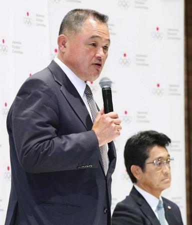 　日本オリンピック委員会の新会長に選出され、記者会見する山下泰裕氏。右は福井烈氏