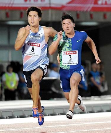 　男子１００メートル準決勝１組目の１位は小池祐貴。左は３位の飯塚翔太（撮影・堀内翔）