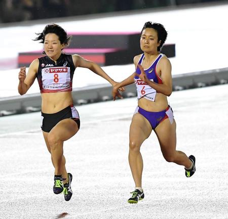 女子１００ｍ決勝　優勝は御家瀬緑。左は２位の土井杏南（撮影・堀内翔）