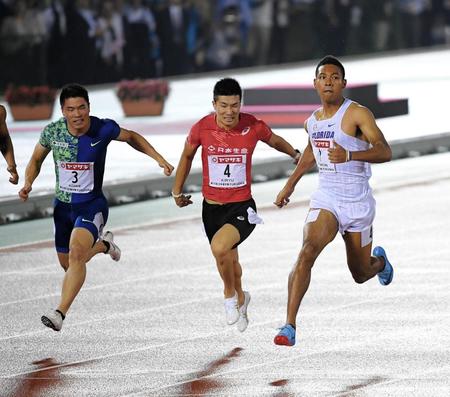 男子１００メートル決勝で１０秒０２をマークしたサニブラウン・ハキーム。中央は桐生祥秀、左端は小池祐貴（撮影・堀内翔）