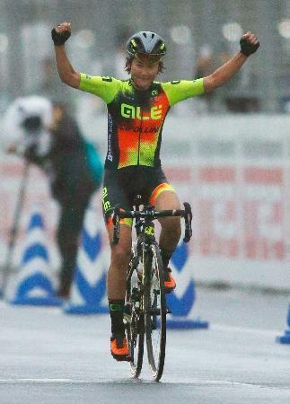 自転車、与那嶺恵理が４連覇 全日本ロード女子、金子広美２位