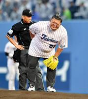 始球式で首を振る押尾川親方（撮影・西岡正）