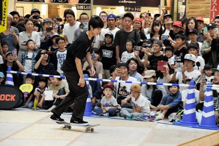ショッピングモールでのイベントで滑りを見せる堀米雄斗