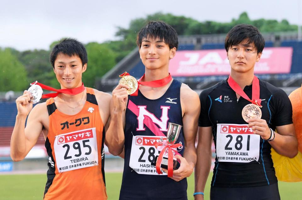 男子走り幅跳びで優勝し、メダルを手に笑顔を見せる橋岡優輝。左は２位の手平裕士、右は３位の山川夏輝＝博多の森陸上競技場