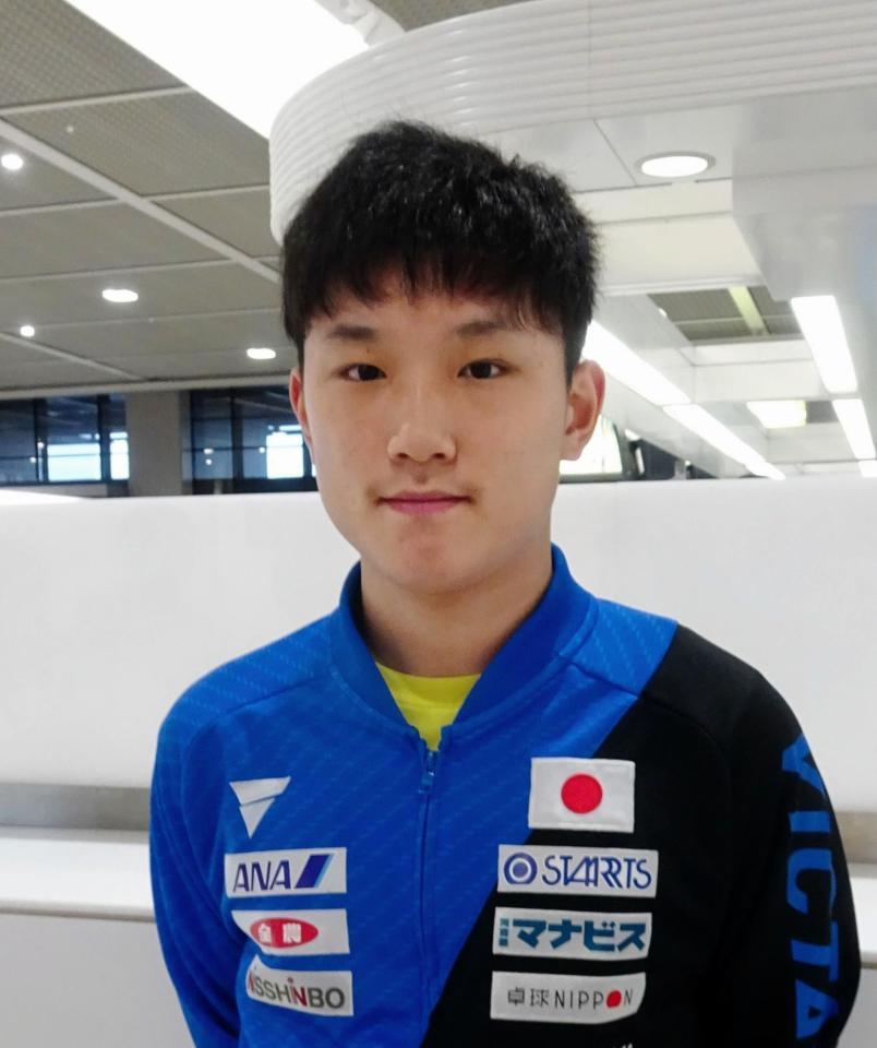 １６歳初戦となる韓国オープンに向けて出発した張本智和＝成田空港