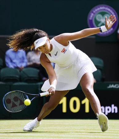　女子シングルス１回戦　ユリア・プティンツェワと対戦する大坂なおみ＝ウィンブルドン（共同）