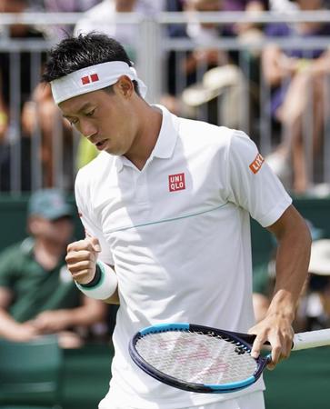 　ポイントを奪いガッツポーズする錦織圭＝ウィンブルドン（共同）