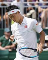 　ポイントを奪いガッツポーズする錦織圭＝ウィンブルドン（共同）